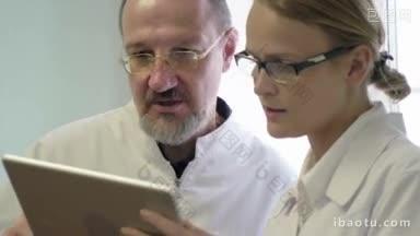 年轻和经验丰富的医生戴着眼镜，用平板电脑讨论治疗问题，男子给妇女充分的<strong>解释</strong>